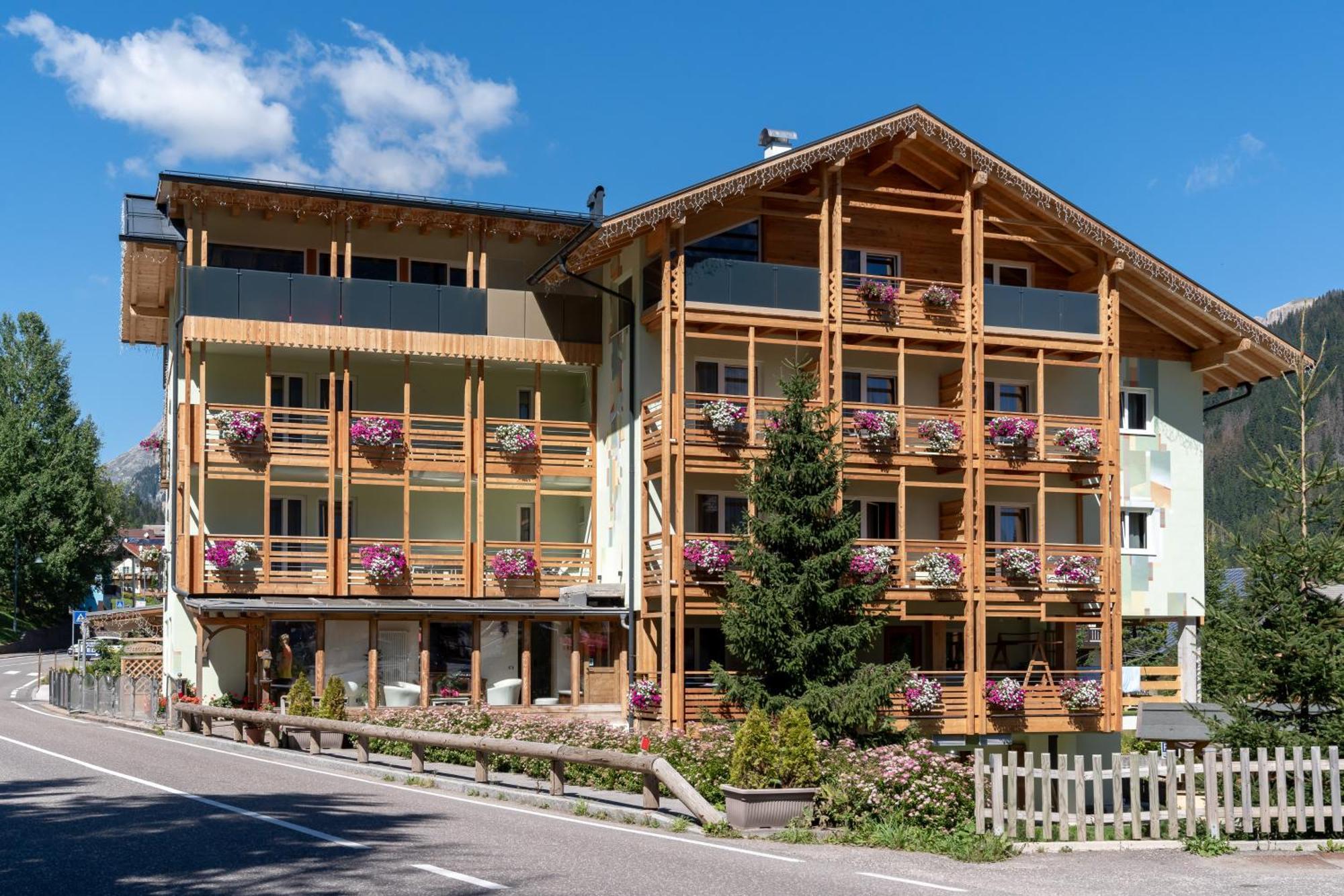 Albergo Garni Edy Canazei Bagian luar foto